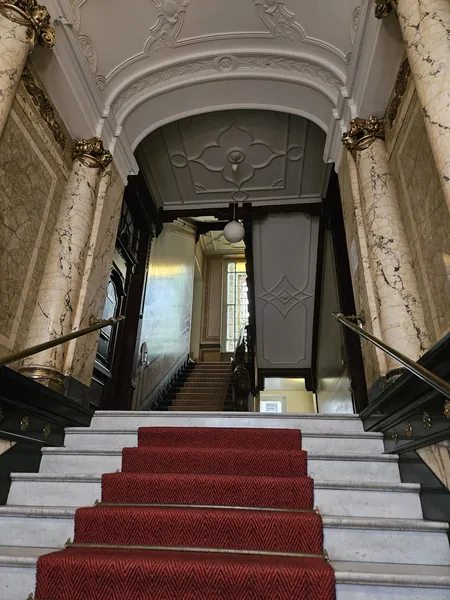 Beeindruckender 6 Zimmer Altbautraum mit Stuck und Balkon in bester Kurfürstendamm-Lage — photo 1